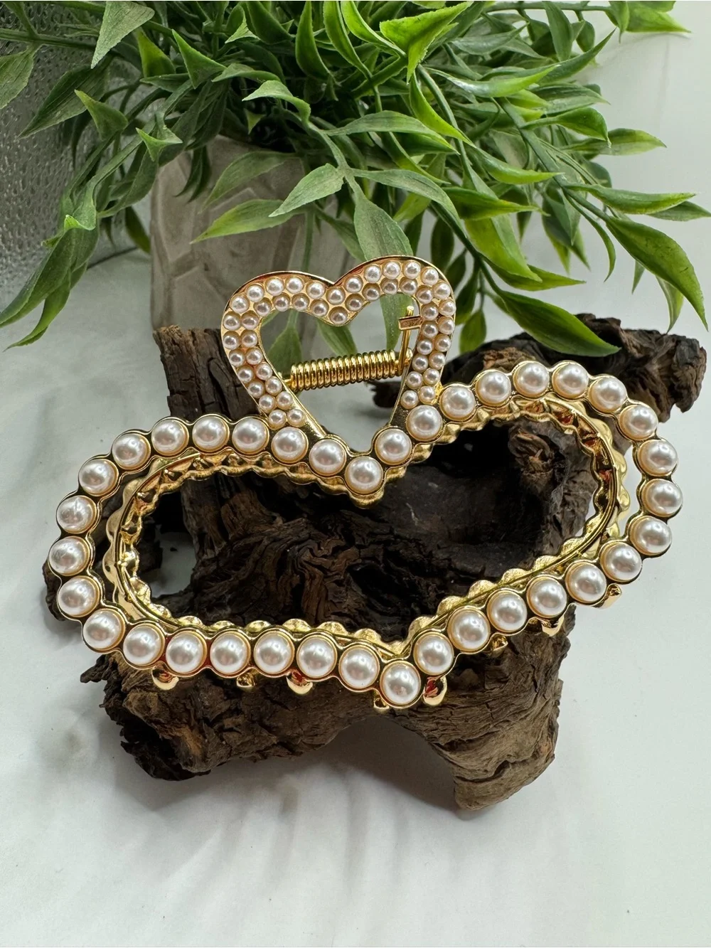 Hair clip, faux pearl heart shape on gold tone, EUC.